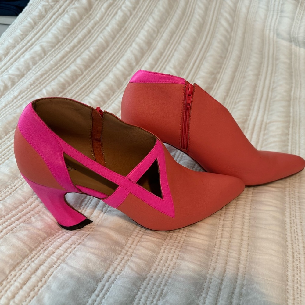 John Fluevog Women’s Sashay Size 9. In Coral and Pink with 3 1/2 “ heels.